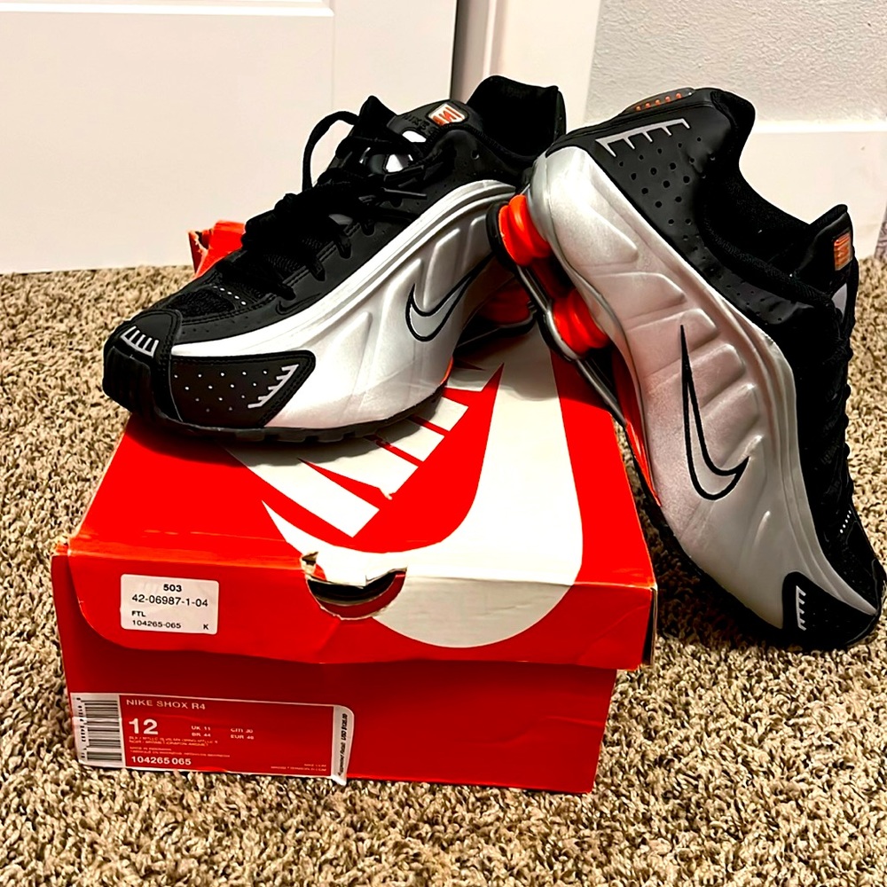 COPY - MENS BN NEVER WORN.        BadA** Looking Nike Shox R4